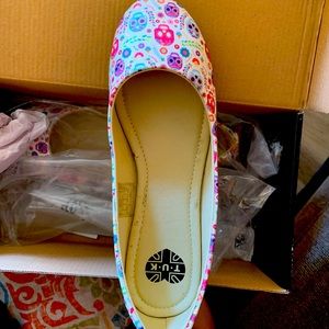T.U.K sugar skull flats size 6